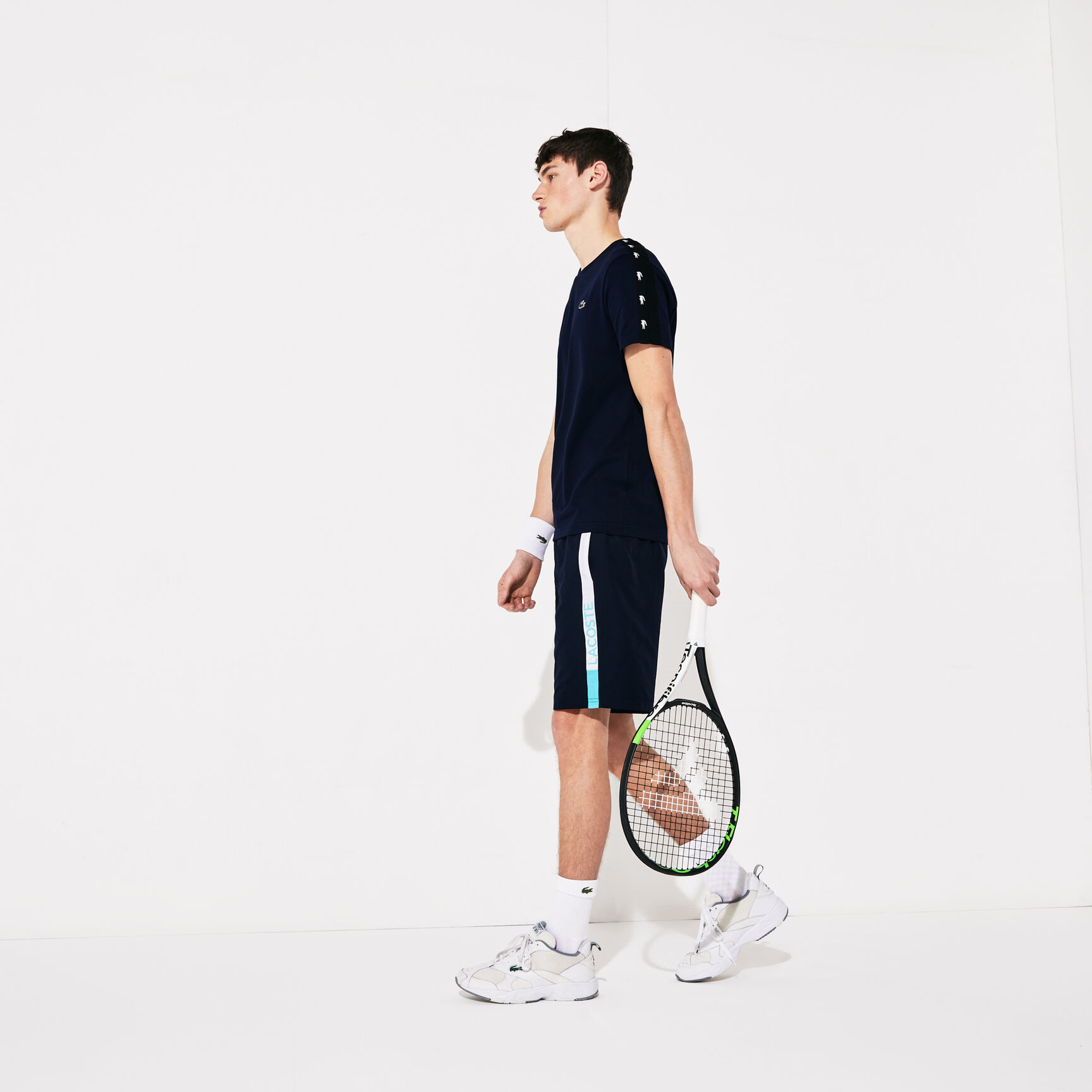 شورت من قماش خفيف مزدان بخطوط ذات ألوان متباينة من مجموعة Lacoste SPORT للرجال شورت من قماش خفيف مزدان بخطوط ذات ألوان متباينة من مجموعة Lacoste SPORT للرجال