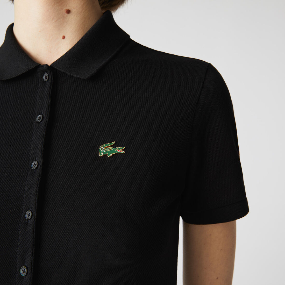 فستان بولو بيكيه القطن المرن مجموعة Lacoste LIVE للنساء فستان بولو بيكيه القطن المرن مجموعة Lacoste LIVE للنساء