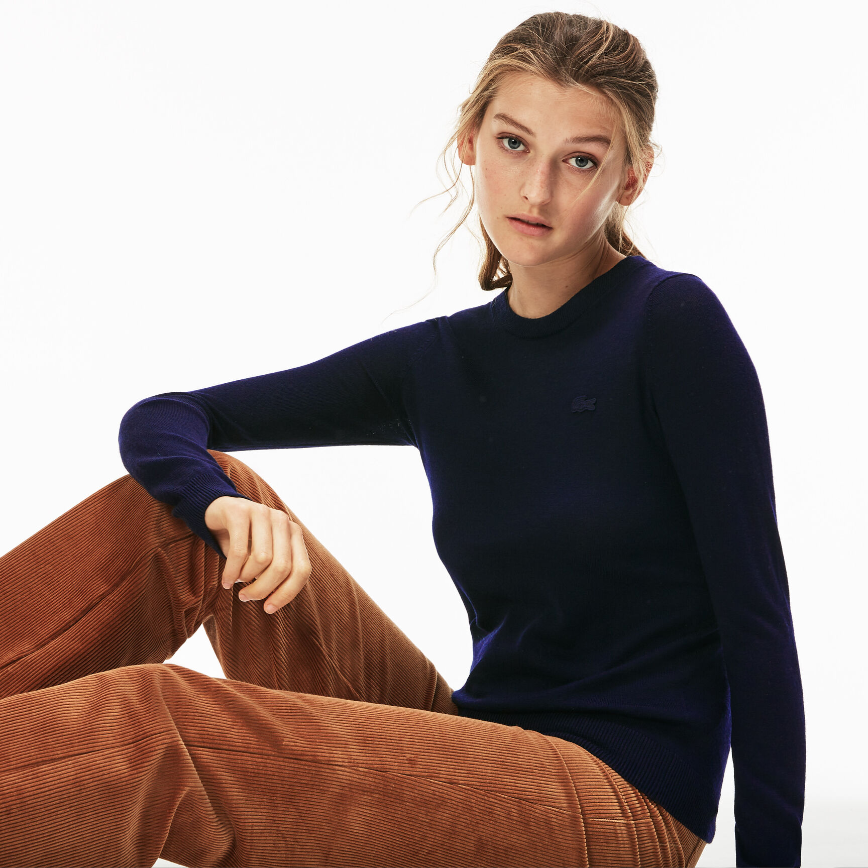 سترة صوفية من نسيج الجيرسيه الصوف بفتحة رقبة مستديرة للسيدات سترة صوفية من نسيج الجيرسيه الصوف بفتحة رقبة مستديرة للسيدات