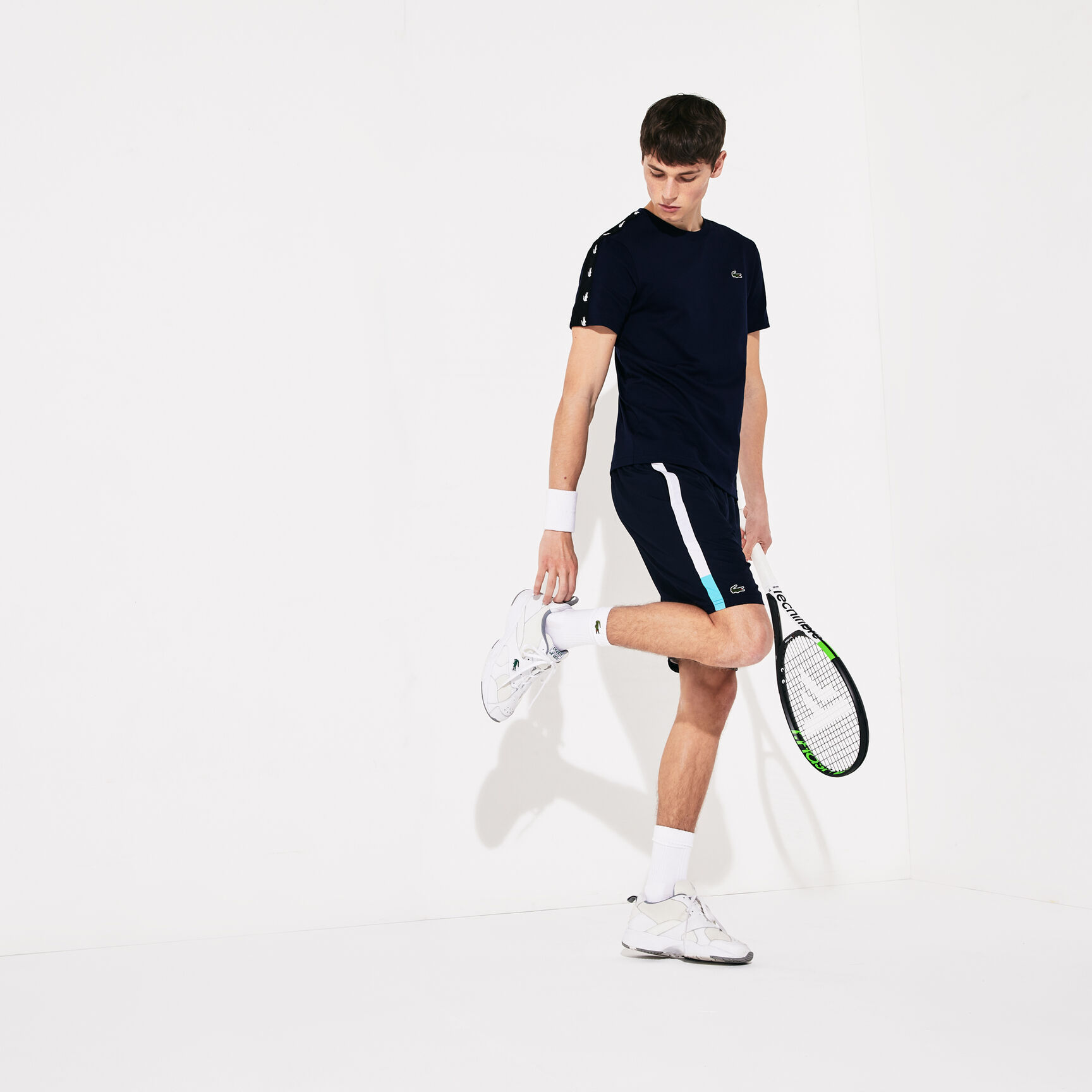 شورت من قماش خفيف مزدان بخطوط ذات ألوان متباينة من مجموعة Lacoste SPORT للرجال شورت من قماش خفيف مزدان بخطوط ذات ألوان متباينة من مجموعة Lacoste SPORT للرجال