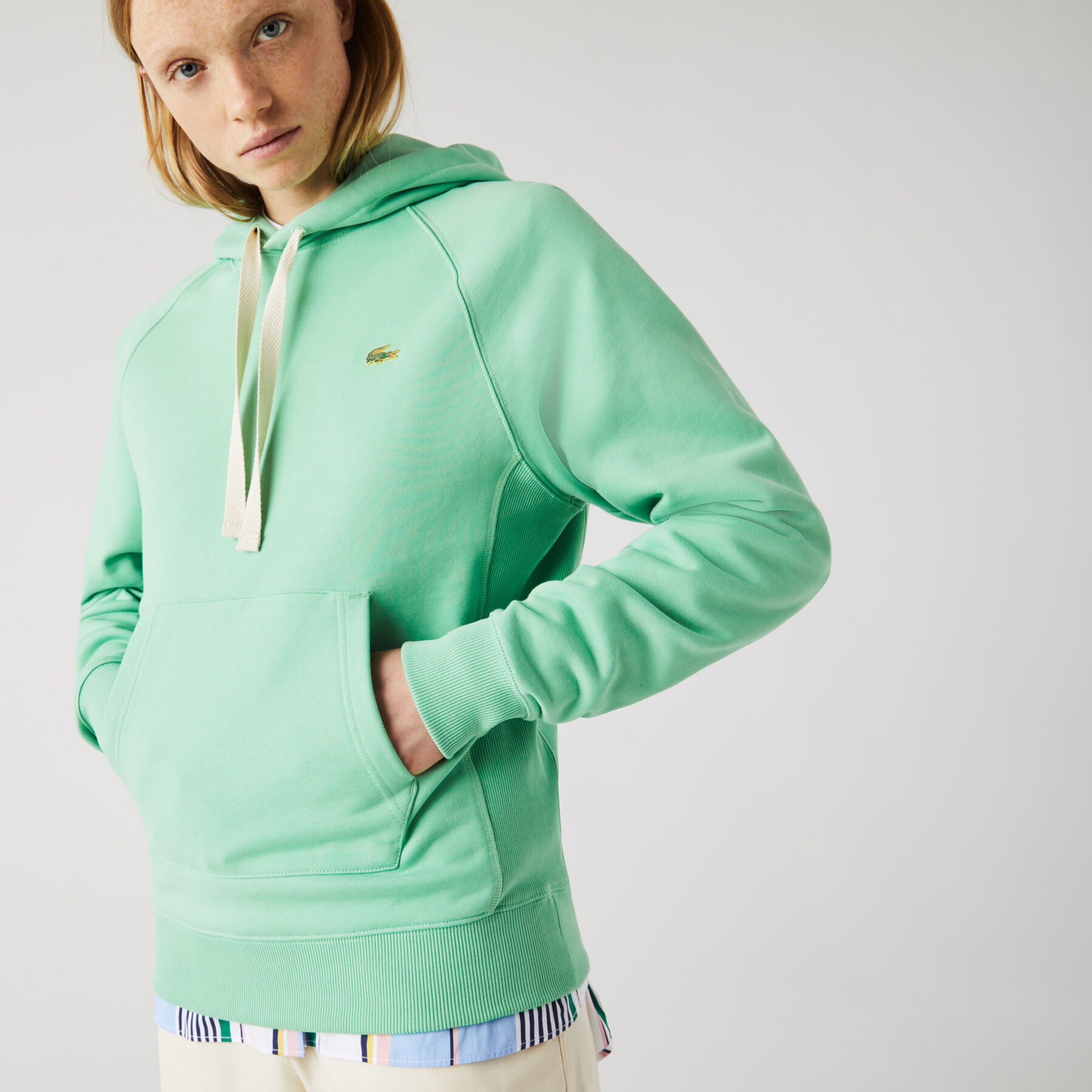 سويت شيرت قطني بغطاء رأس للجنسين مجموعة Lacoste LIVE لاكوست سويت شيرت قطني بغطاء رأس للجنسين مجموعة lacoste live