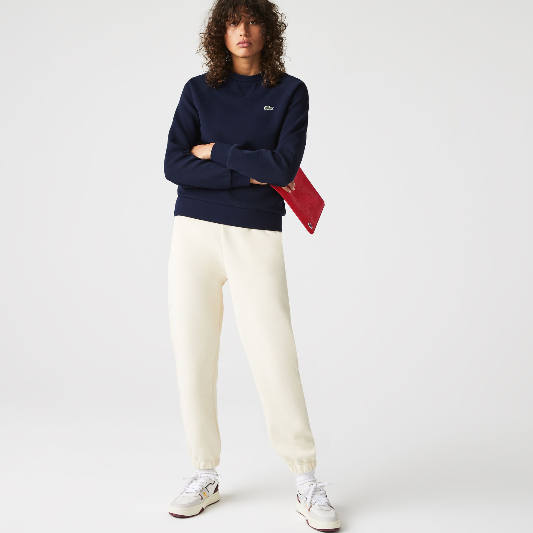 حقيبة كلاتش نسائية كبيرة الحجم من الجلد المنقوش من مجموعة Lacoste