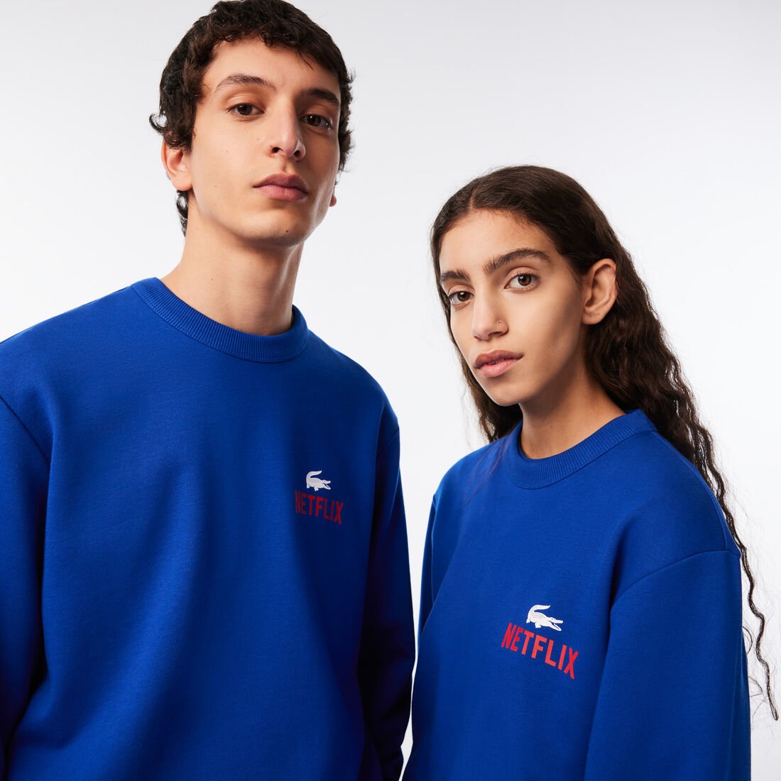 سويت شيرت بفتحة رقبة مستديرة وطبعة في الخلف للجنسين مجموعة Lacoste x Netflix سويت شيرت بفتحة رقبة مستديرة وطبعة في الخلف للجنسين مجموعة Lacoste x Netflix