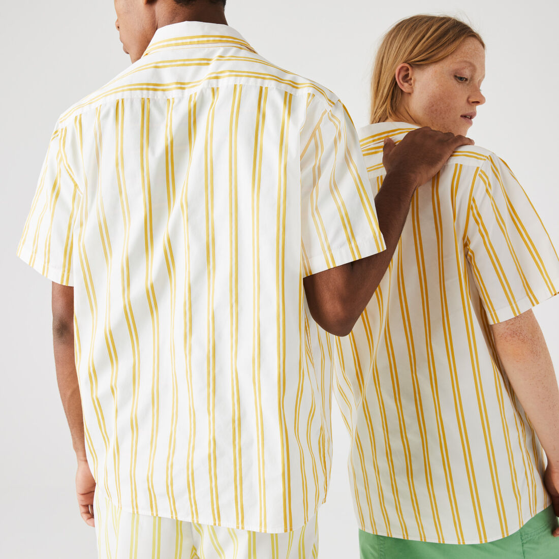 قميص ساتان مقلم مجموعة Lacoste LIVE للجنسين قميص ساتان مقلم مجموعة Lacoste LIVE للجنسين