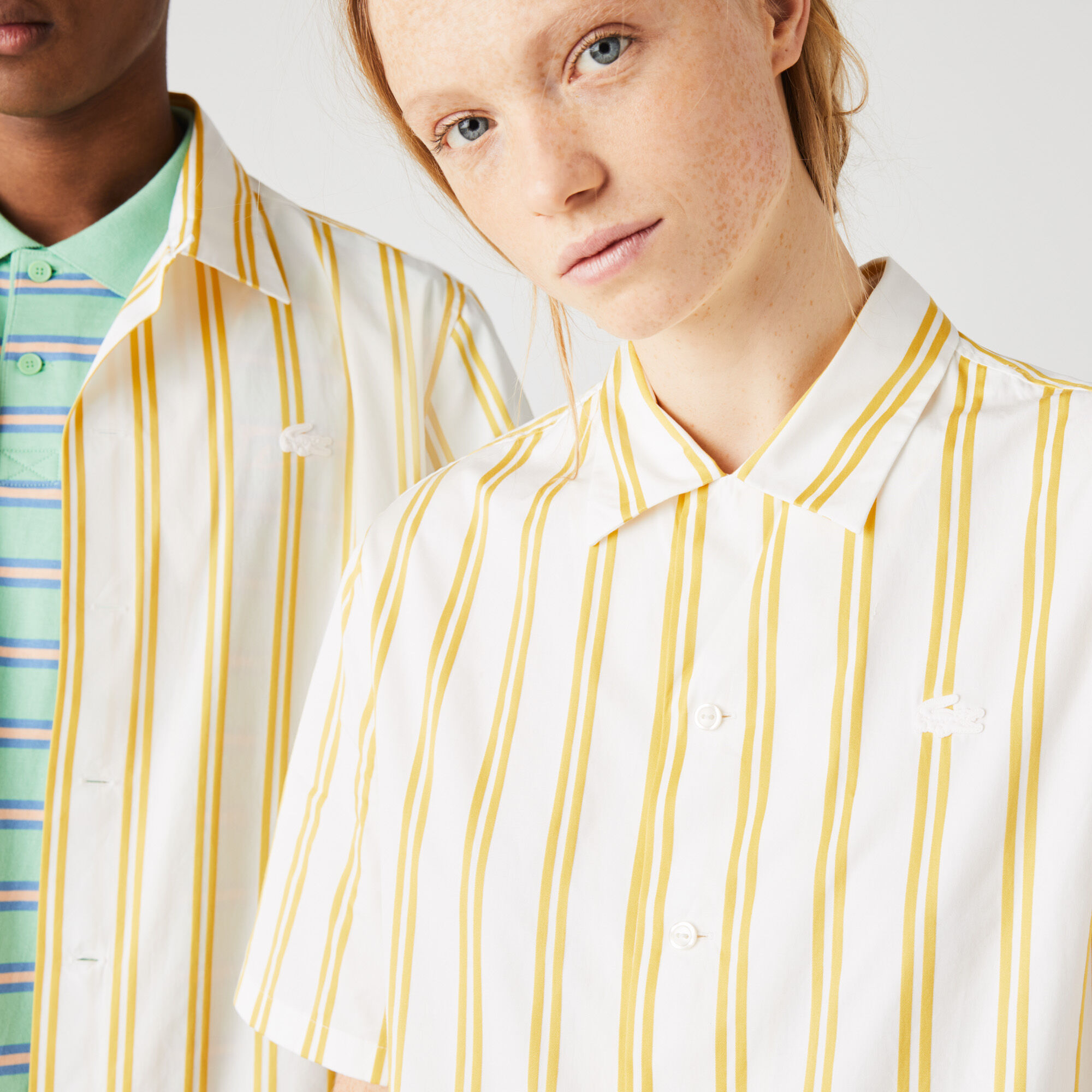 قميص ساتان مقلم مجموعة Lacoste LIVE للجنسين قميص ساتان مقلم مجموعة Lacoste LIVE للجنسين