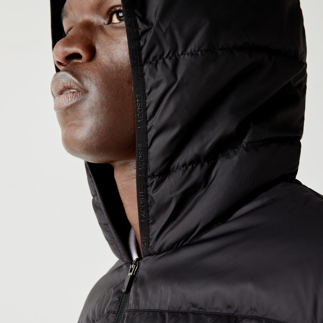 سترة مبطنة ضد الماء بغطاء رأس للرجال من مجموعة Lacoste SPORT سترة مبطنة ضد الماء بغطاء رأس للرجال من مجموعة Lacoste SPORT