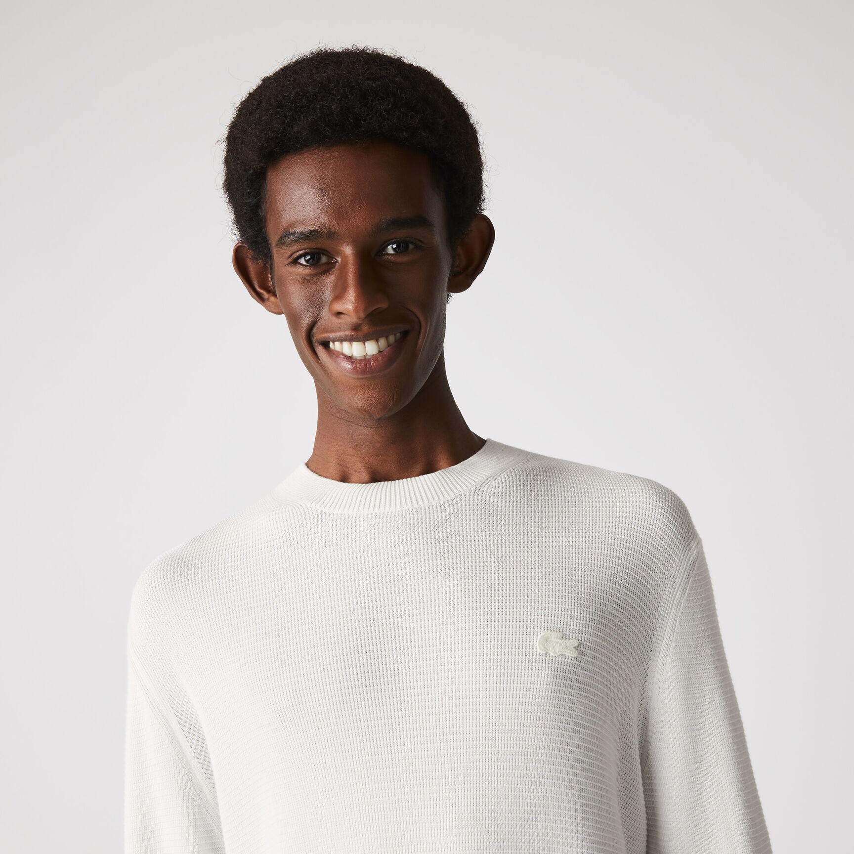 سترة من نسيج قطن منقط بفتحة رقبة مستديرة للرجال