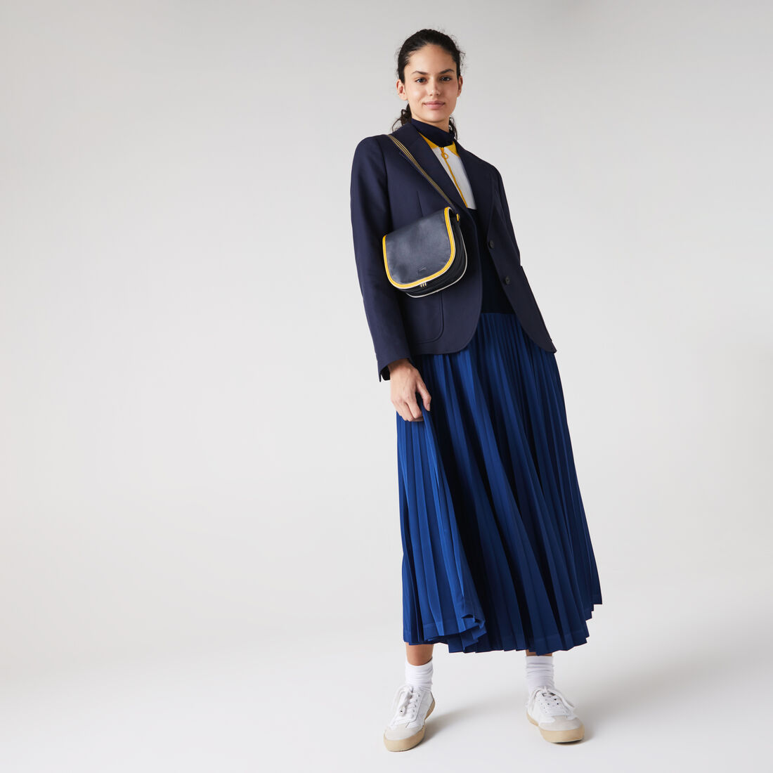 حقيبة هوبو صغيرة مع شريط بلون مختلف من مجموعة Court Line للنساء حقيبة هوبو صغيرة مع شريط بلون مختلف من مجموعة Court Line للنساء