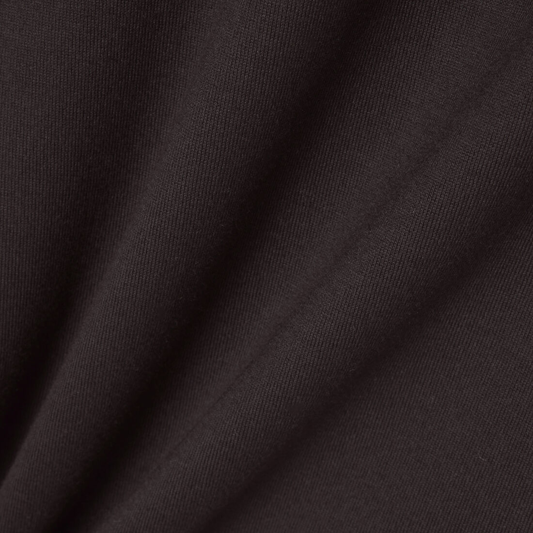 تيشيرت كلاسيكي بقصة مريحة وبشعار الماركة تيشيرت كلاسيكي بقصة مريحة وبشعار الماركة