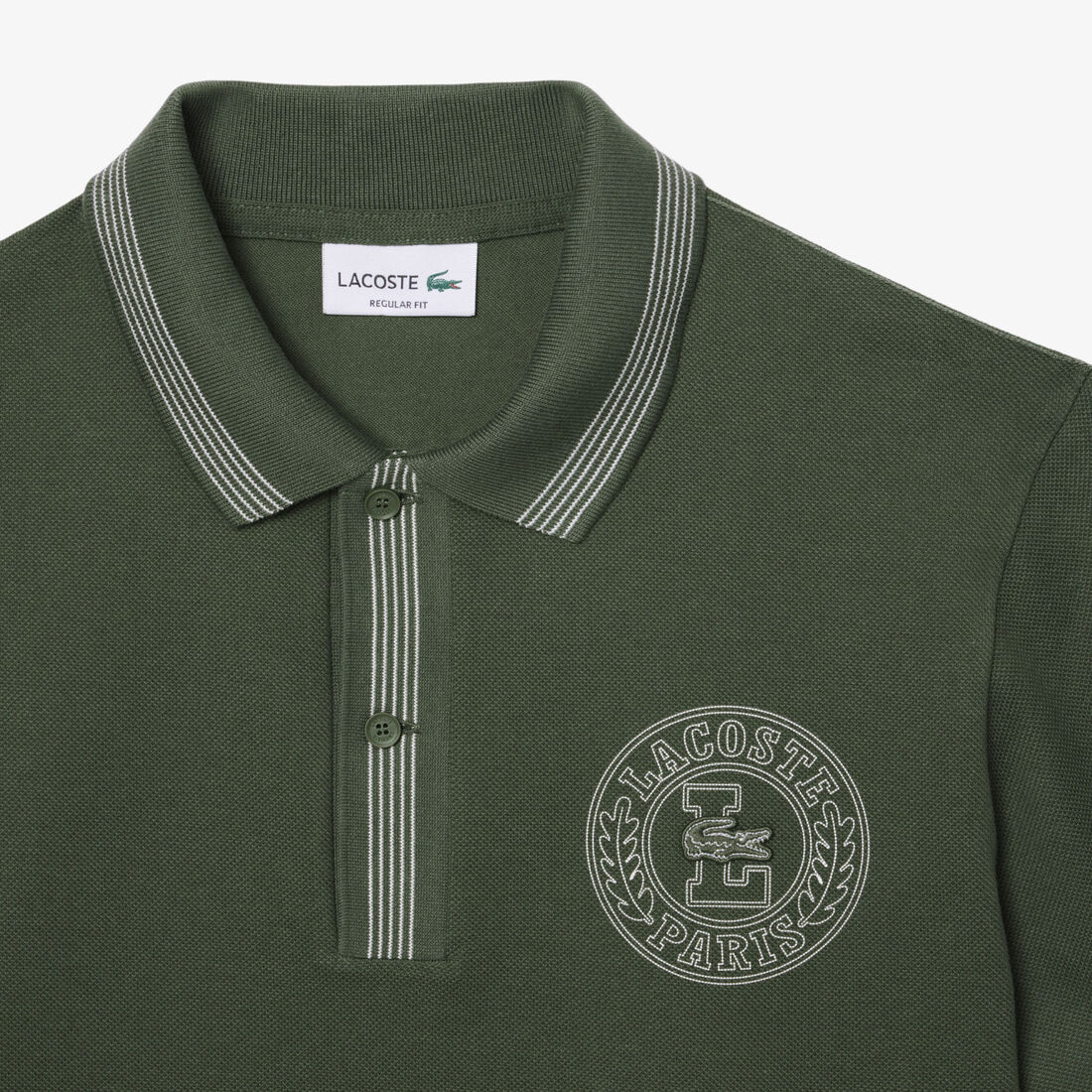 قميص بولو ذو قصة عادية L.12.12 بطبعة شارة قميص بولو ذو قصة عادية L.12.12 بطبعة شارة