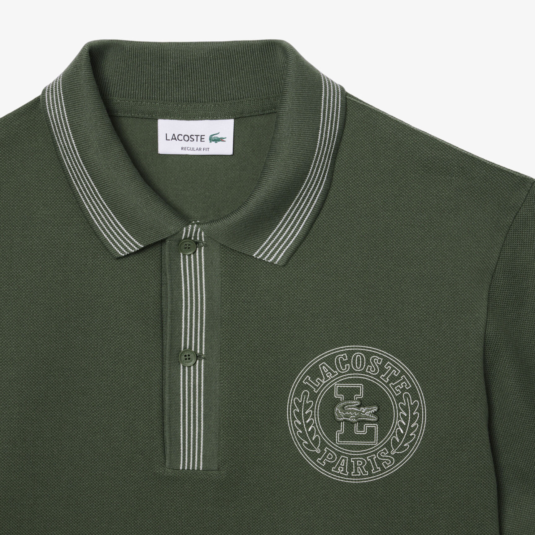 قميص بولو ذو قصة عادية L.12.12 بطبعة شارة قميص بولو ذو قصة عادية L.12.12 بطبعة شارة