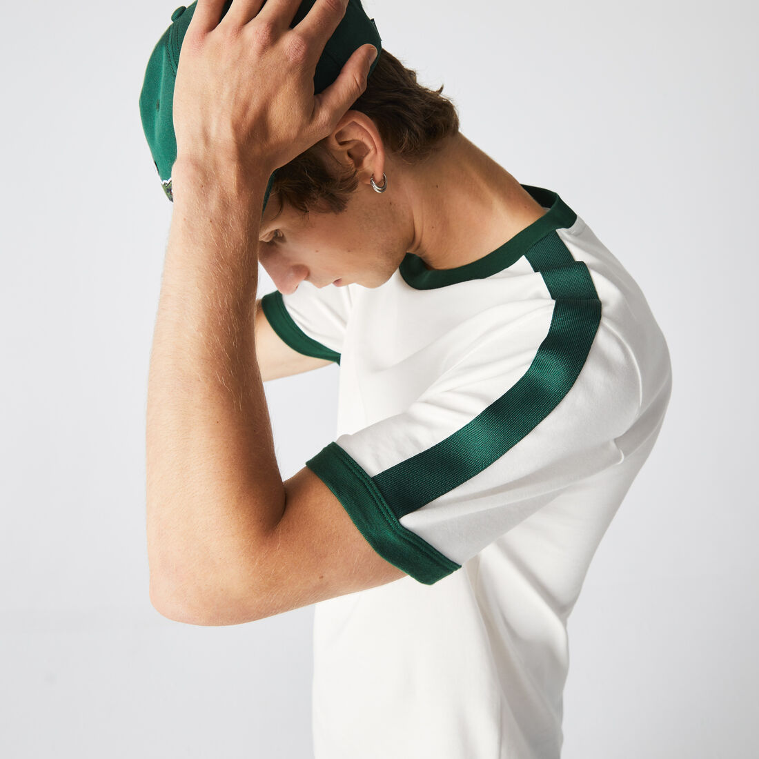 تيشيرت لاكوست بقصة عادية وياقة بلون مغاير للرجال تيشيرت لاكوست بقصة عادية وياقة بلون مغاير للرجال