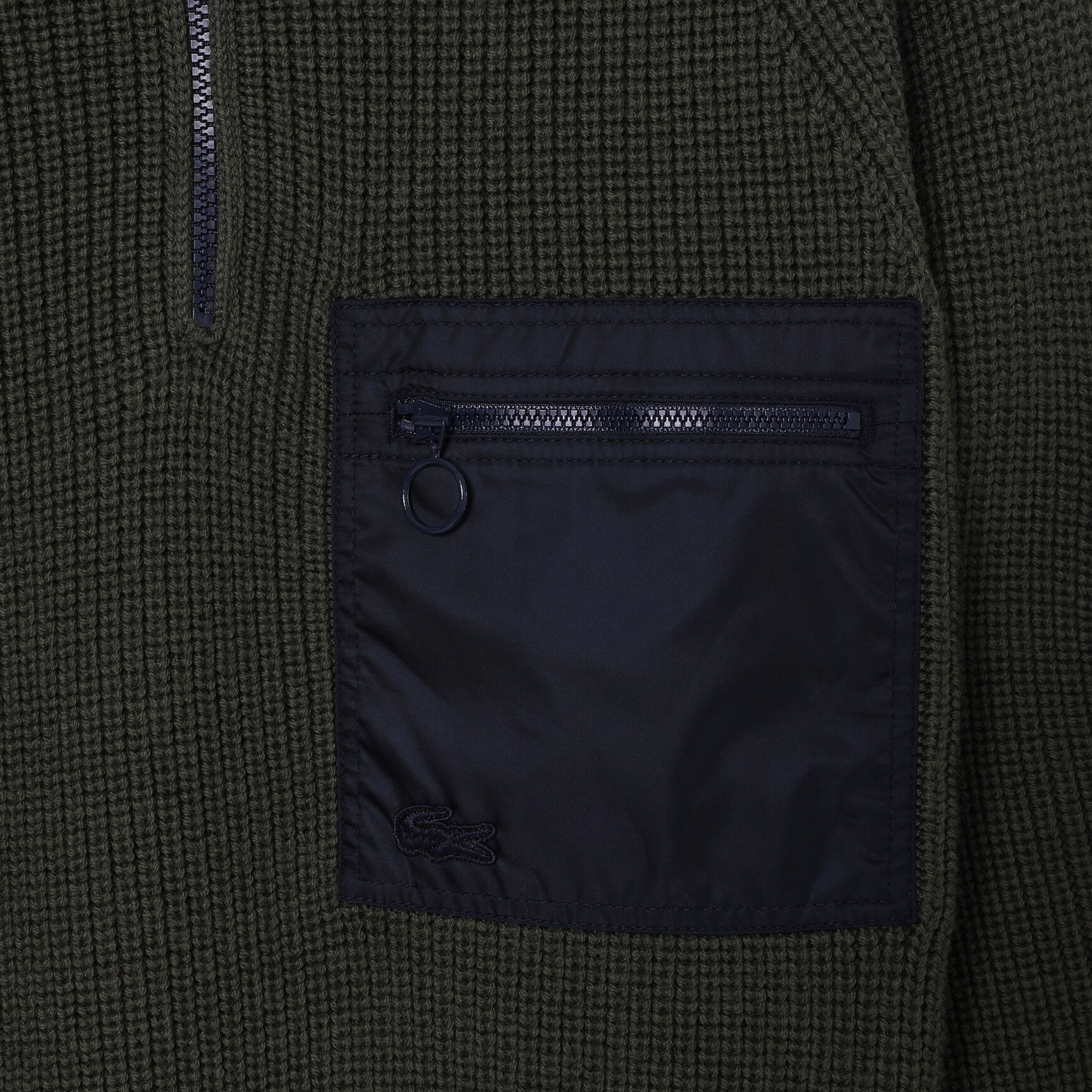 سترة لاكوست مقسمة بألوان بسحّاب على الرقبة للنساء