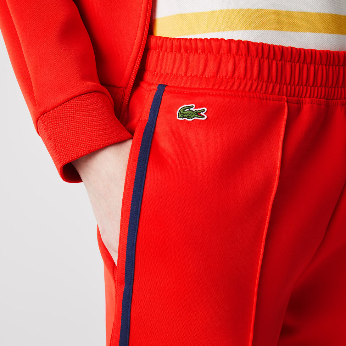 بنطال رياضي للنساء بقصة مستقيمة وشرائط متباينة اللون بنطال رياضي للنساء بقصة مستقيمة وشرائط متباينة اللون