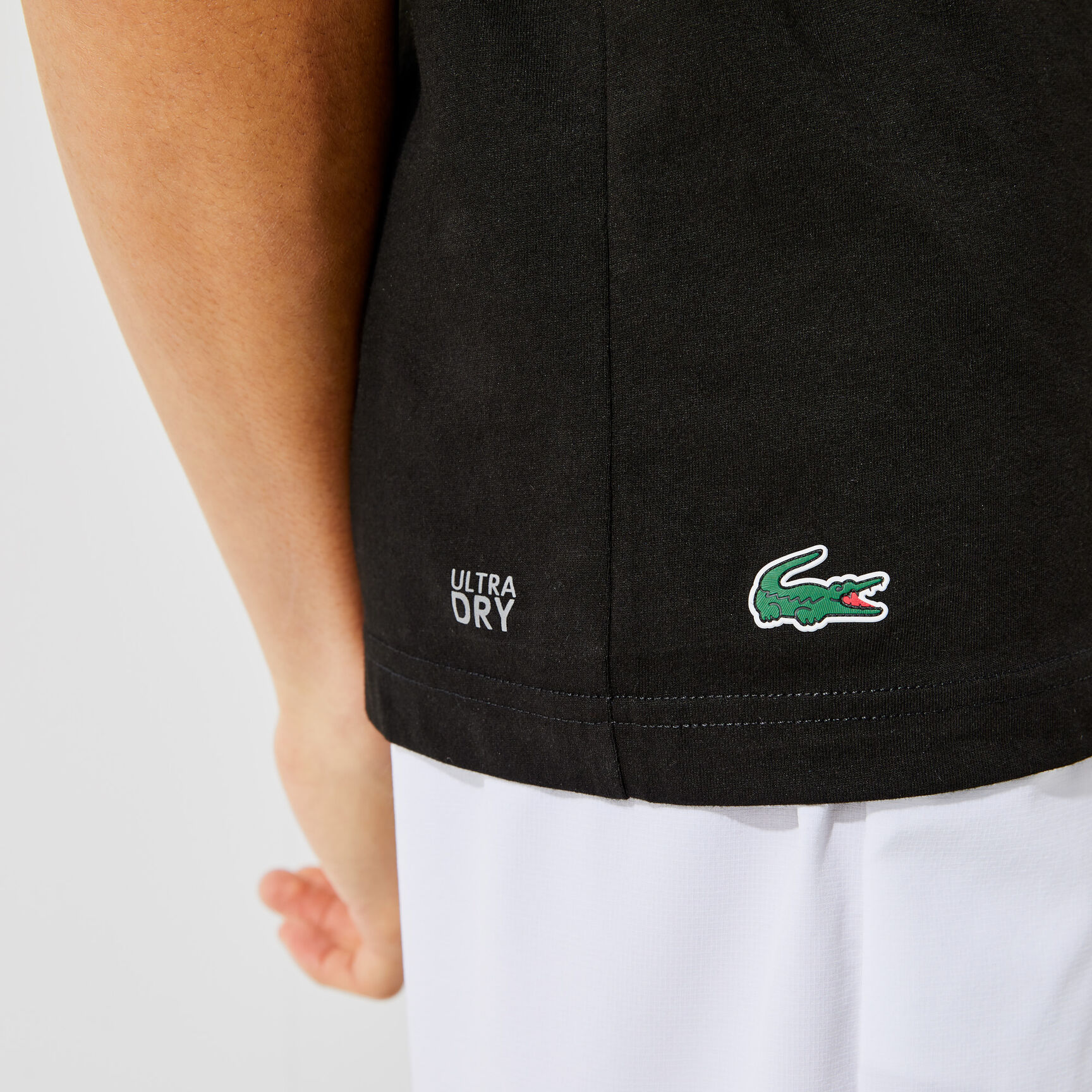 تيشيرت رجالي برقبة دائرية وطبعة تنس من مجموعة Lacoste SPORT تيشيرت رجالي برقبة دائرية وطبعة تنس من مجموعة Lacoste SPORT