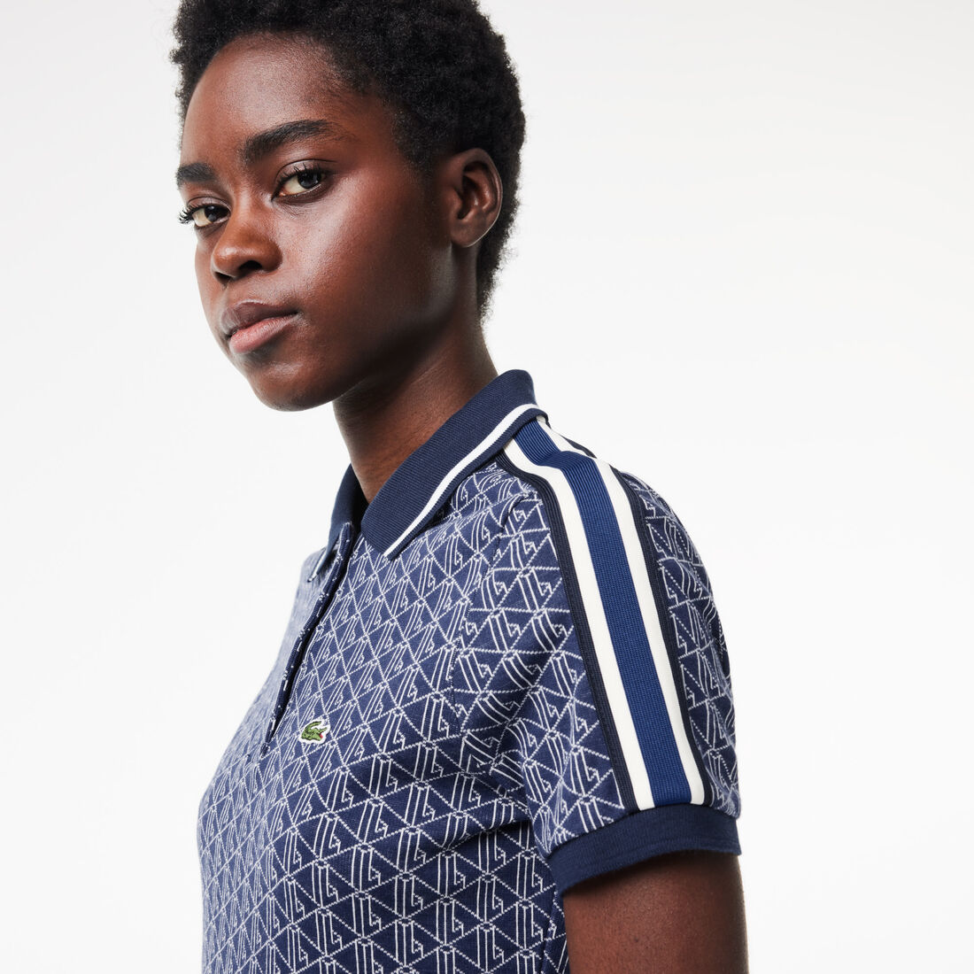 تي شيرت بولو لاكوست قطن طري بقصّة ضيقة للنساء تي شيرت بولو لاكوست قطن طري بقصّة ضيقة للنساء