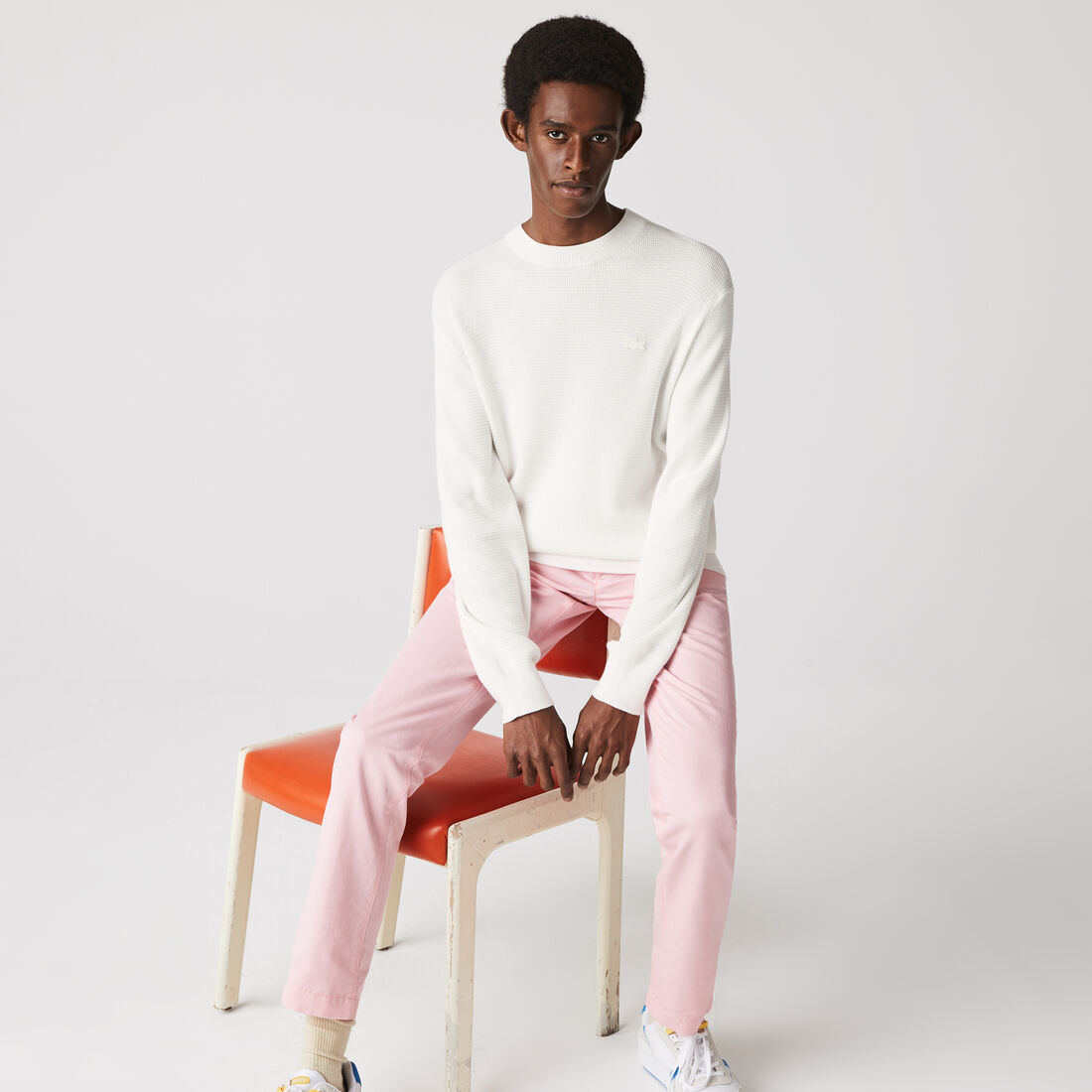 سترة من نسيج قطن منقط بفتحة رقبة مستديرة للرجال