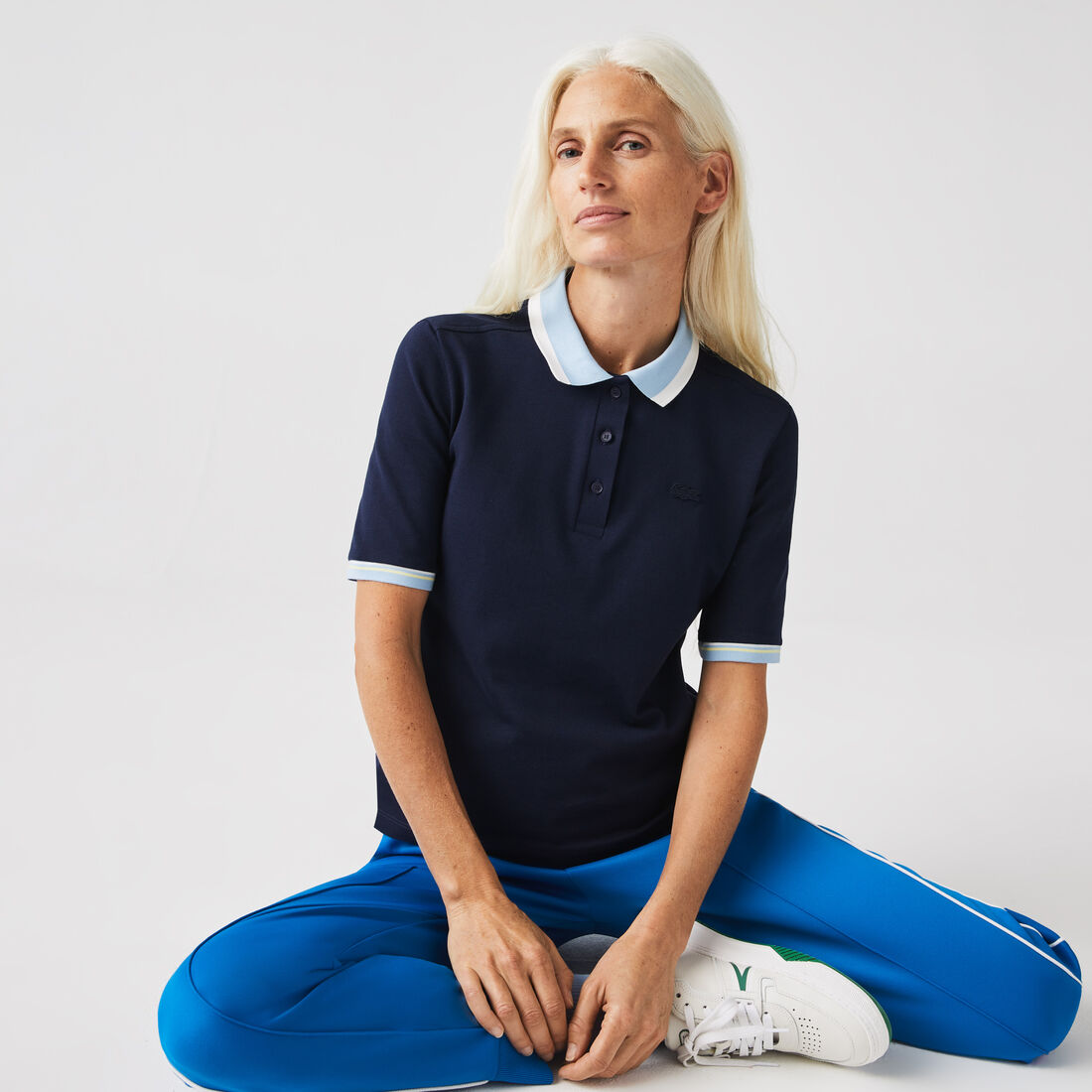 قميص بولو نسائي من قطن بيكيه المرن بياقة ضيقة وملون من Lacoste