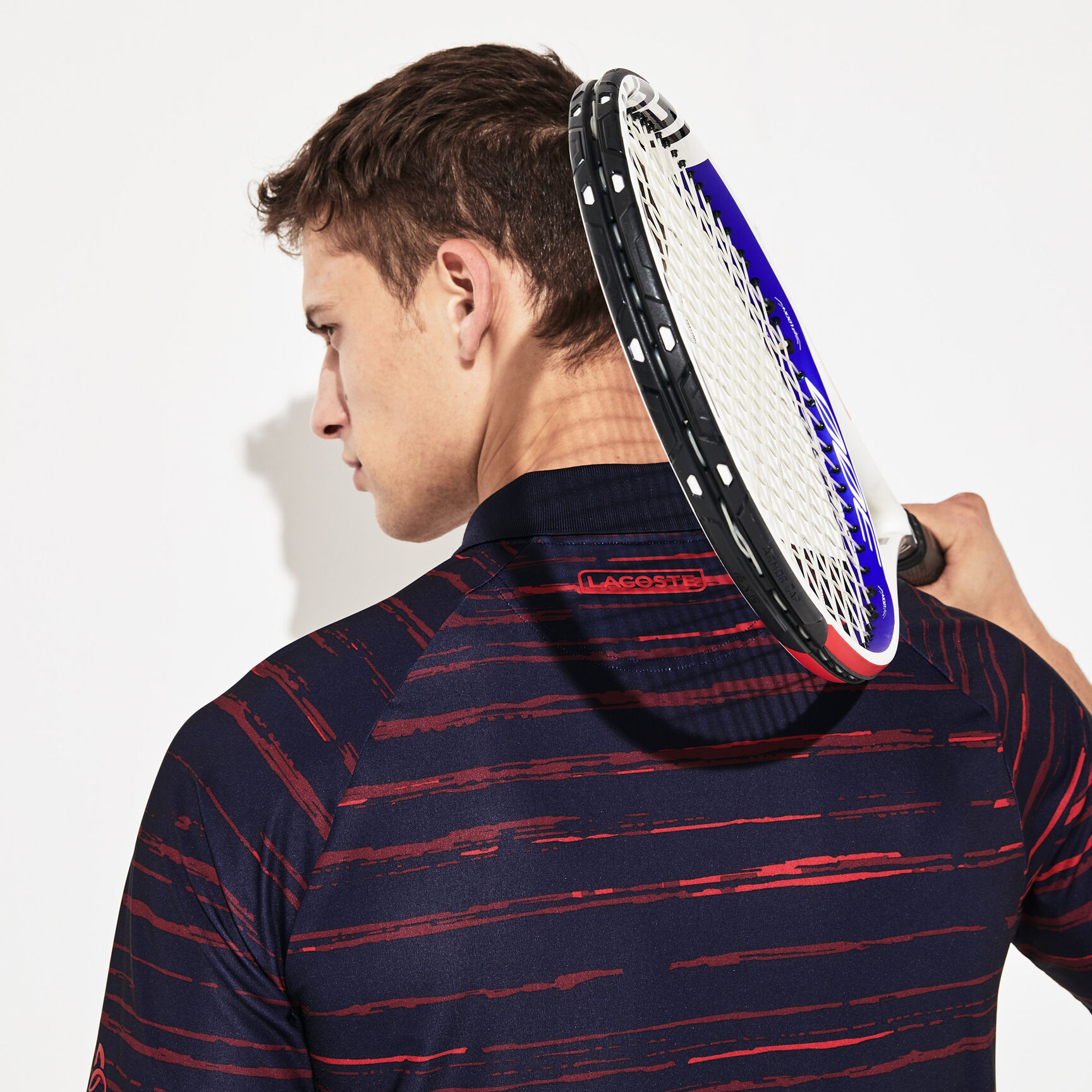 قميص بولو للرجال من الجيرسيه مزدان بالطبعات الخاصة بمجموعة Novak Djokovic منLacoste SPORT قميص بولو للرجال من الجيرسيه مزدان بالطبعات الخاصة بمجموعة Novak Djokovic منLacoste SPORT