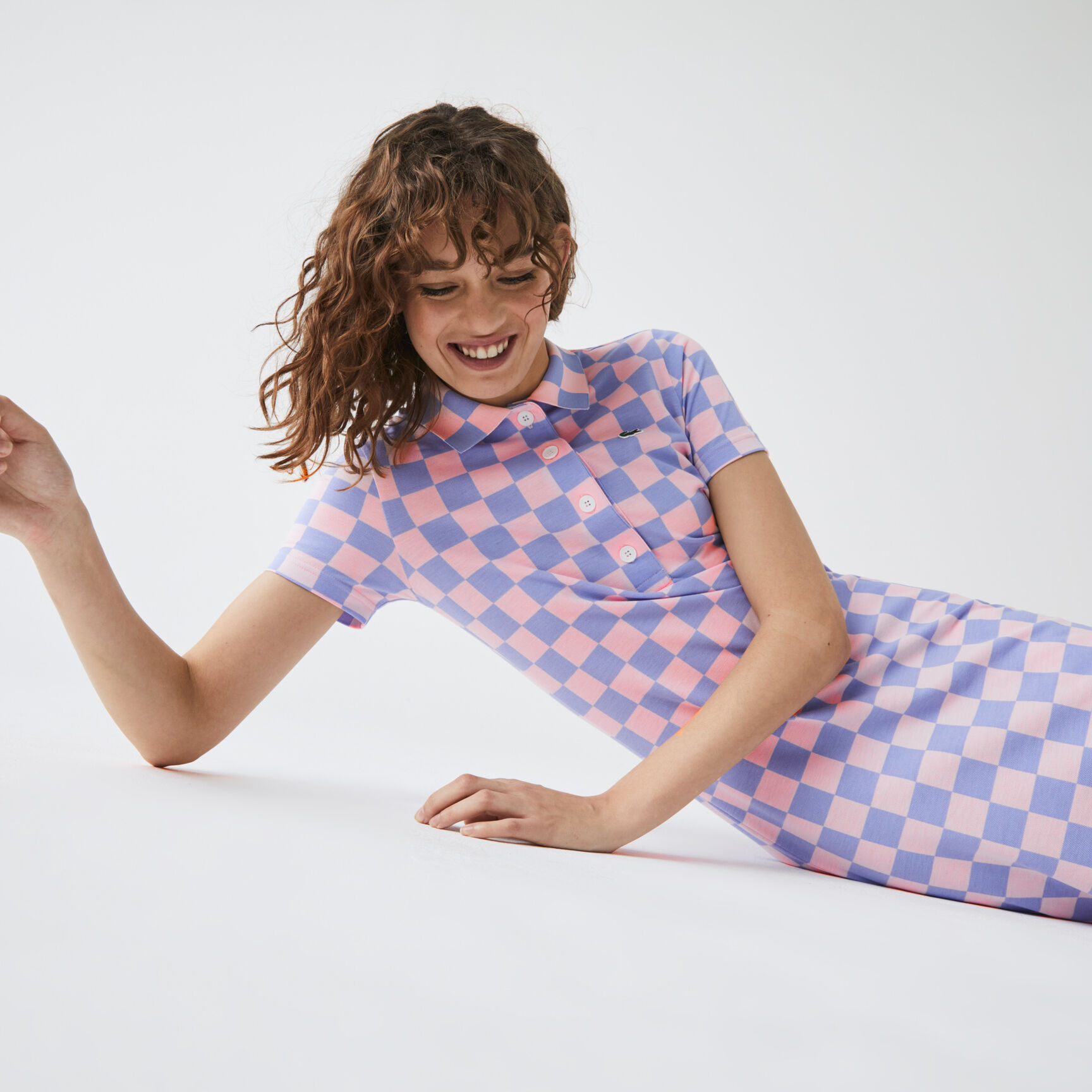 فستان بولو للنساء بيكيه القطن وأنماط رقعة الداما مجموعة Lacoste LIVE فستان بولو للنساء بيكيه القطن وأنماط رقعة الداما مجموعة Lacoste LIVE