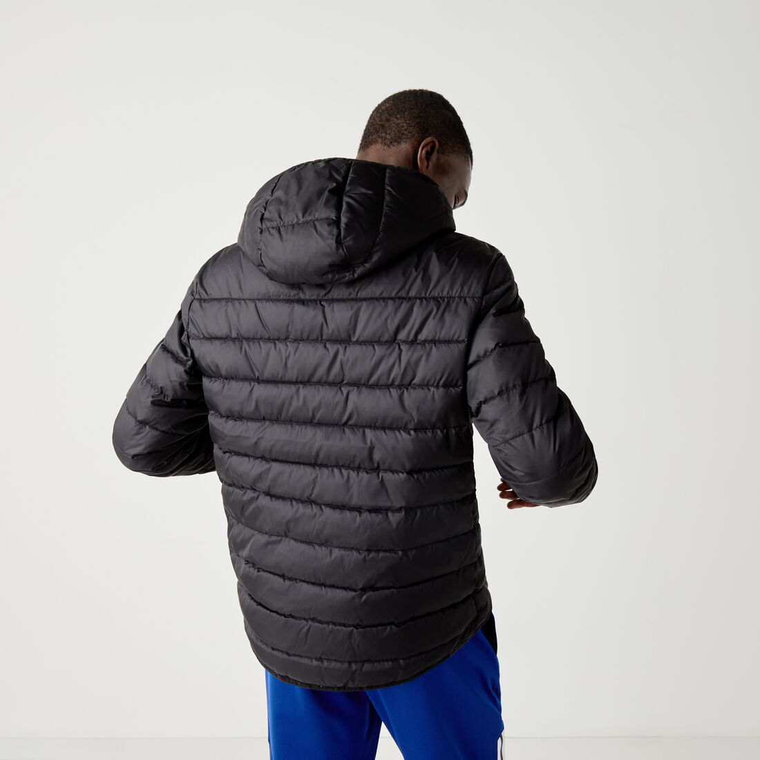 سترة مبطنة ضد الماء بغطاء رأس للرجال من مجموعة Lacoste SPORT سترة مبطنة ضد الماء بغطاء رأس للرجال من مجموعة Lacoste SPORT