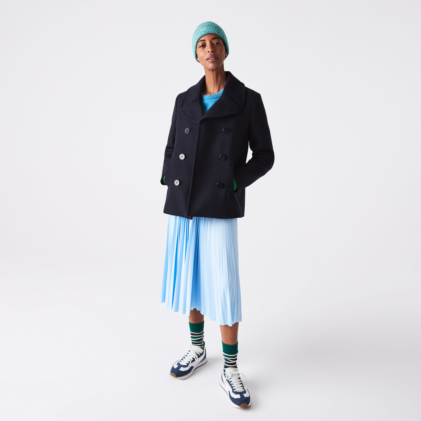 تنورة نسائية متوسطة الطول بطيات ومزينة بحروف Lacoste تنورة نسائية متوسطة الطول بطيات ومزينة بحروف Lacoste