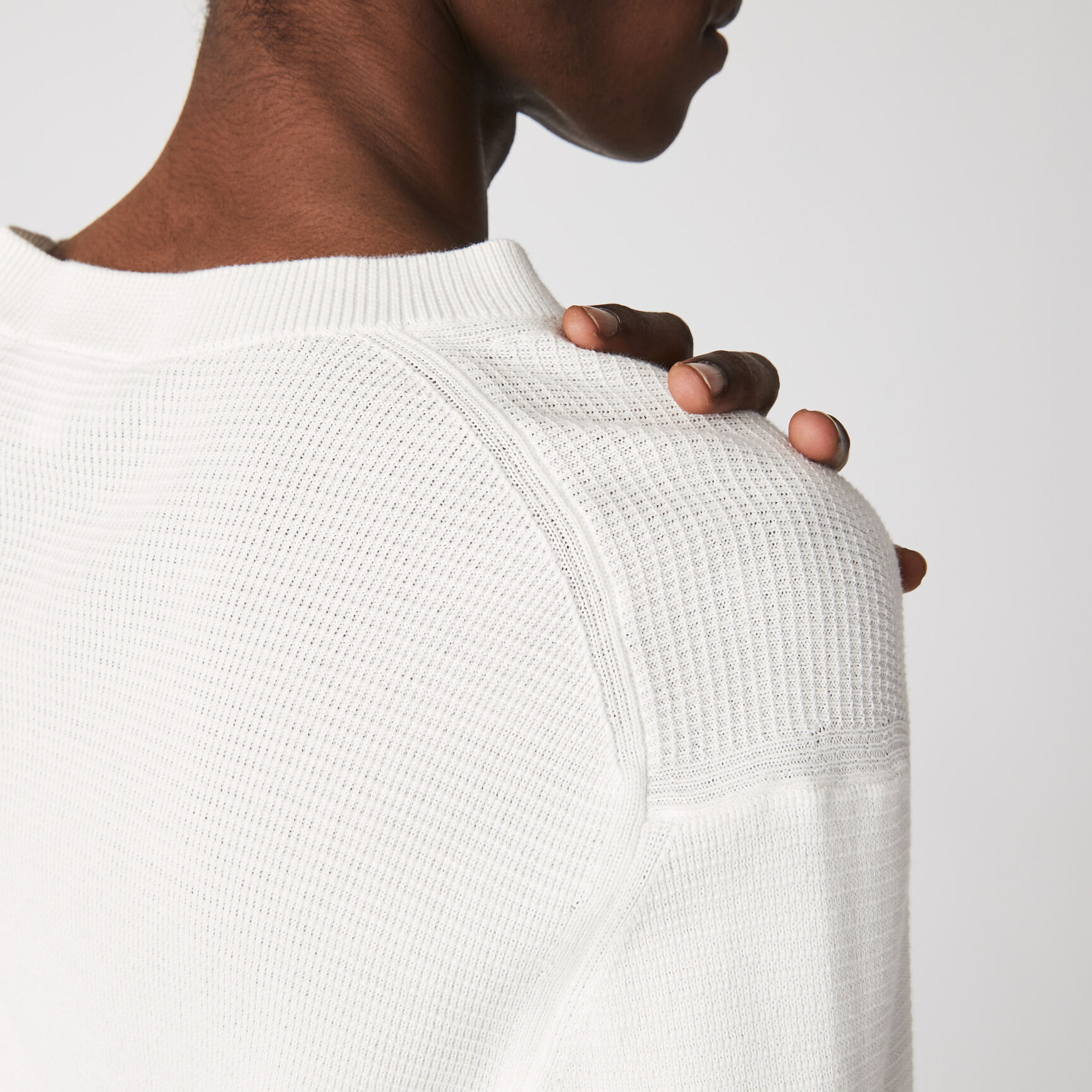 سترة من نسيج قطن منقط بفتحة رقبة مستديرة للرجال