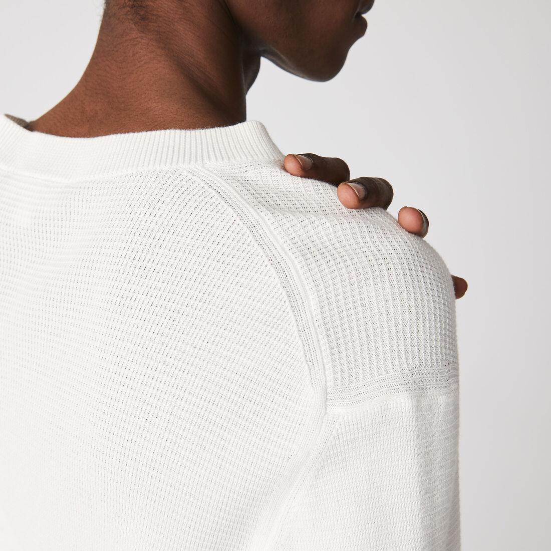 سترة من نسيج قطن منقط بفتحة رقبة مستديرة للرجال سترة من نسيج قطن منقط بفتحة رقبة مستديرة للرجال