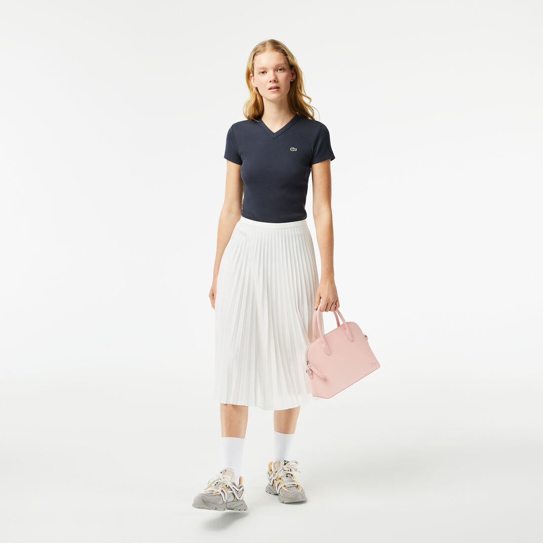 تيشيرت لاكوست قطن عضوي بقصة ضيقة وفتحة رقبة V للنساء تيشيرت لاكوست قطن عضوي بقصة ضيقة وفتحة رقبة V للنساء