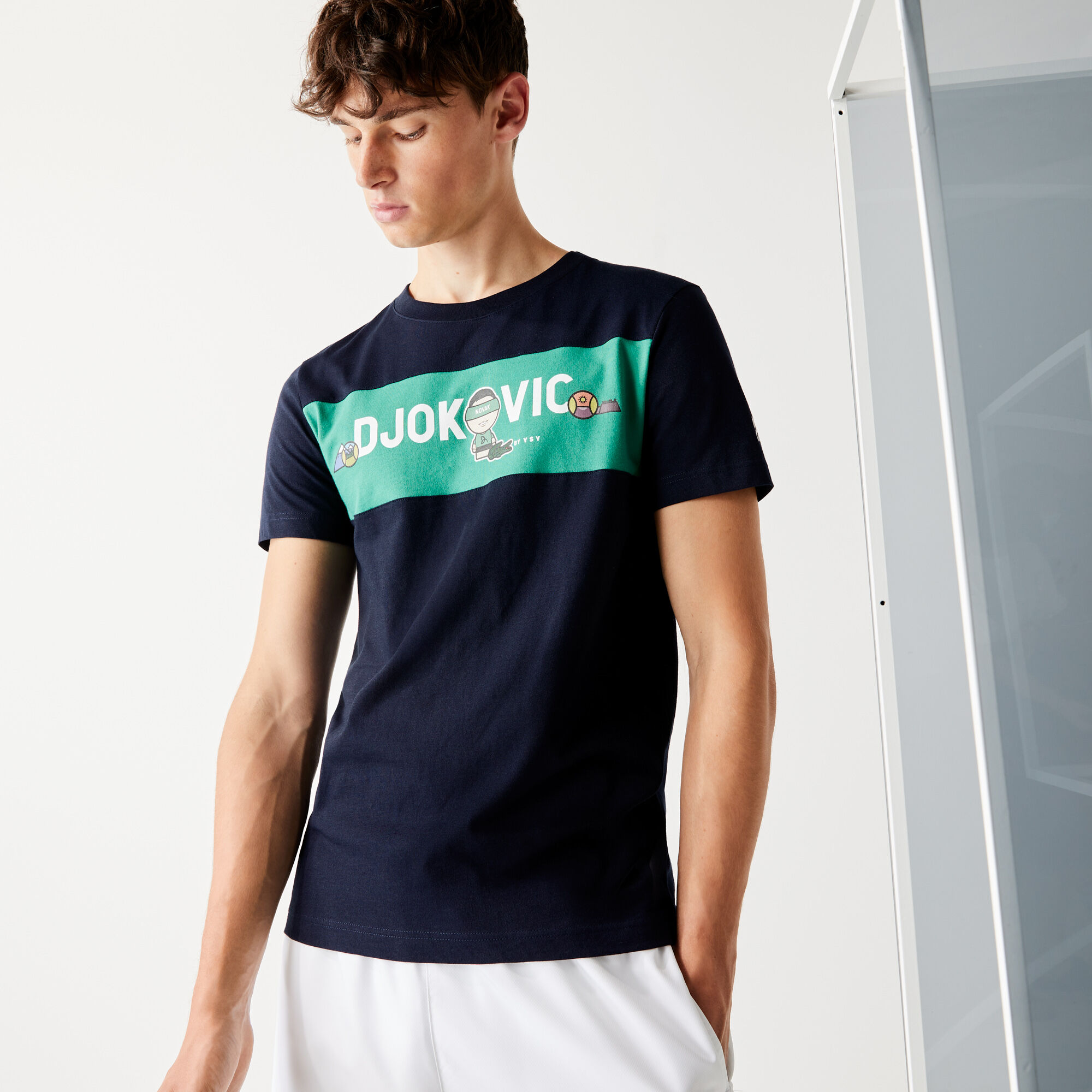 تي شيرت قطن من مجموعة Lacoste SPORT بالتعاون مع تصميم Youssef SY للرجال تي شيرت قطن من مجموعة Lacoste SPORT بالتعاون مع تصميم Youssef SY للرجال