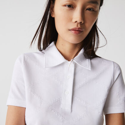 قميص بولو بأنماط مونوغرام وقصة ضيقة مجموعة Lacoste Live للنساء