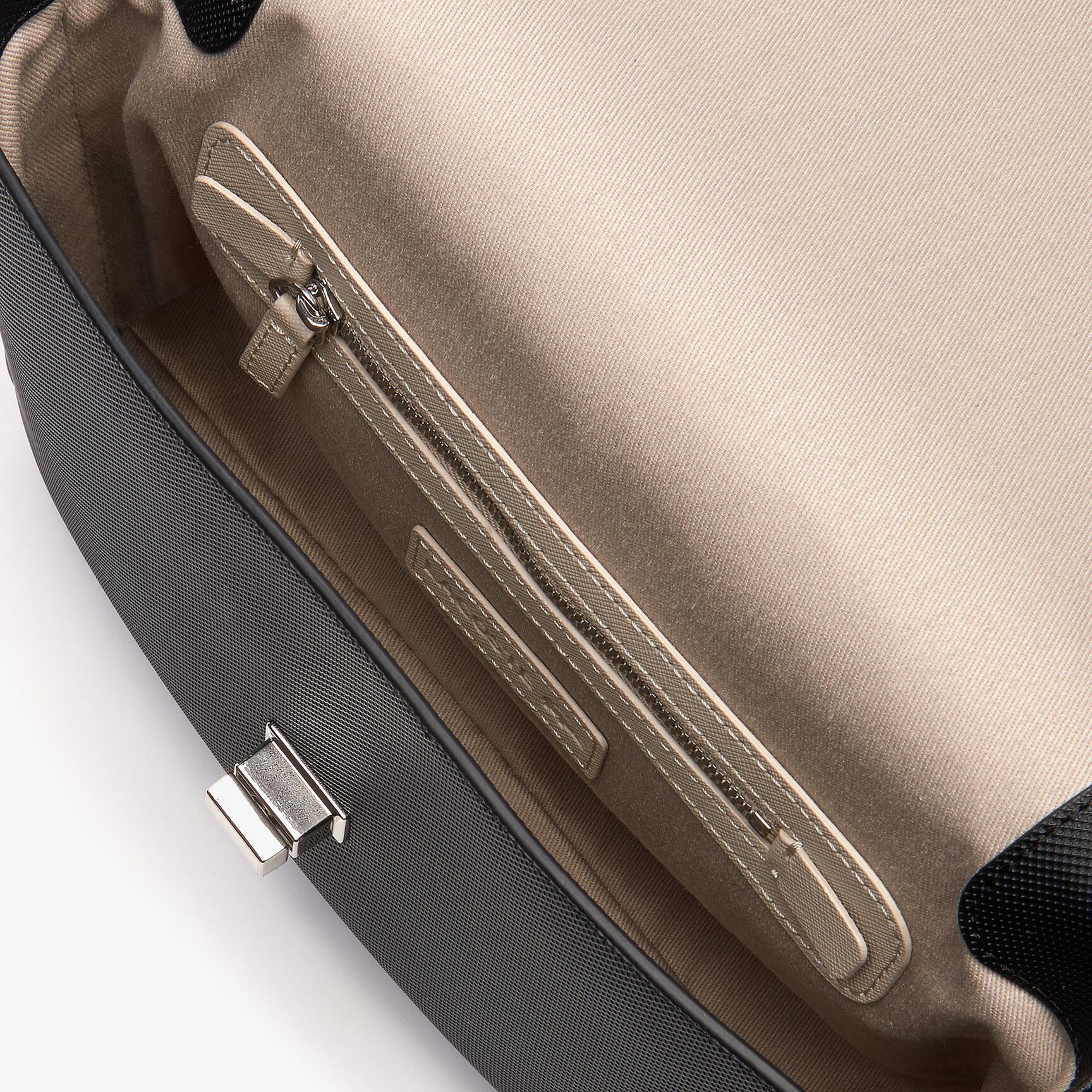 حقيبة كتف بمشبك محيكة من كنفا بيكيه بتصميم كلاسيكي عملي للسيدات من مجموعة Daily Classic