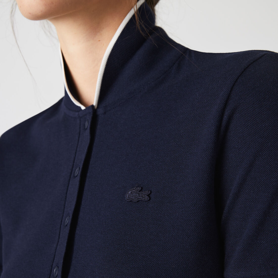 تيشيرت بولو لاكوست بيكيه انسيابي بياقة مخططة وقصة ضيقة للنساء تيشيرت بولو لاكوست بيكيه انسيابي بياقة مخططة وقصة ضيقة للنساء