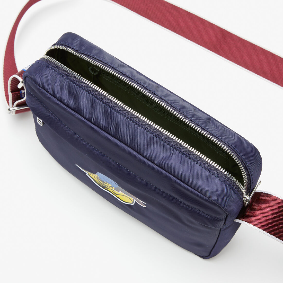 حقيبة كروس بشارة وحمالة بشعار الماركة من تشكيلة موسم الأعياد للنساء حقيبة كروس بشارة وحمالة بشعار الماركة من تشكيلة موسم الأعياد للنساء