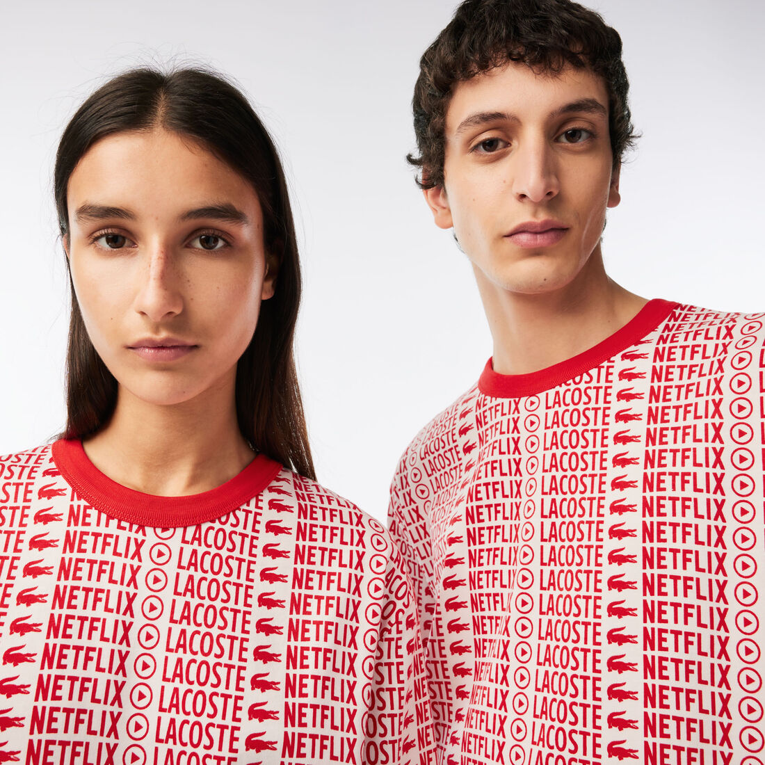 تيشيرت مطبوع بقصة فضفاضة للجنسين مجموعة Lacoste x Netflix تيشيرت مطبوع بقصة فضفاضة للجنسين مجموعة Lacoste x Netflix