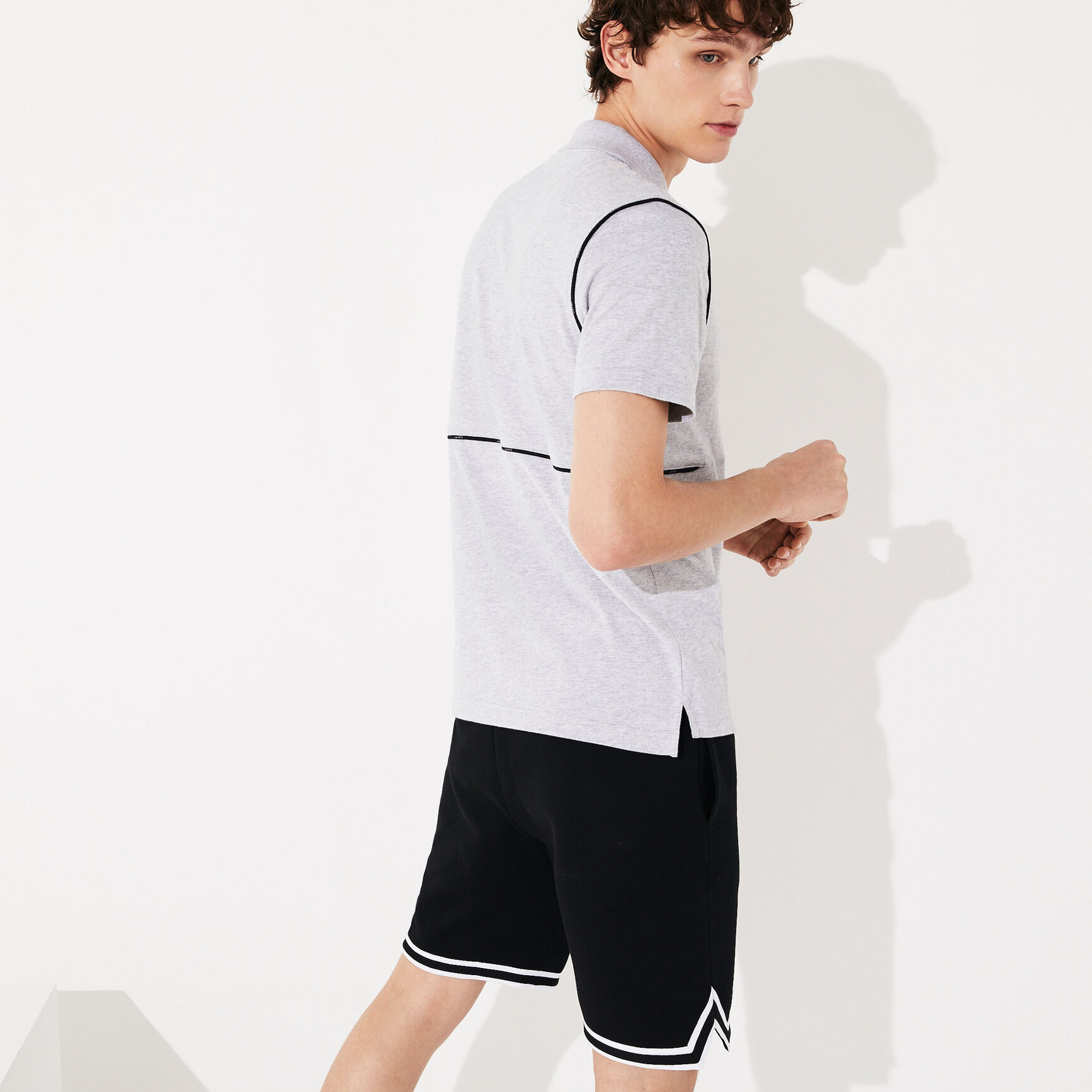 قميص بولو للرجال من القطن الفائق النعومة بسحاب عند الياقة من مجموعة Lacoste SPORT قميص بولو للرجال من القطن الفائق النعومة بسحاب عند الياقة من مجموعة Lacoste SPORT