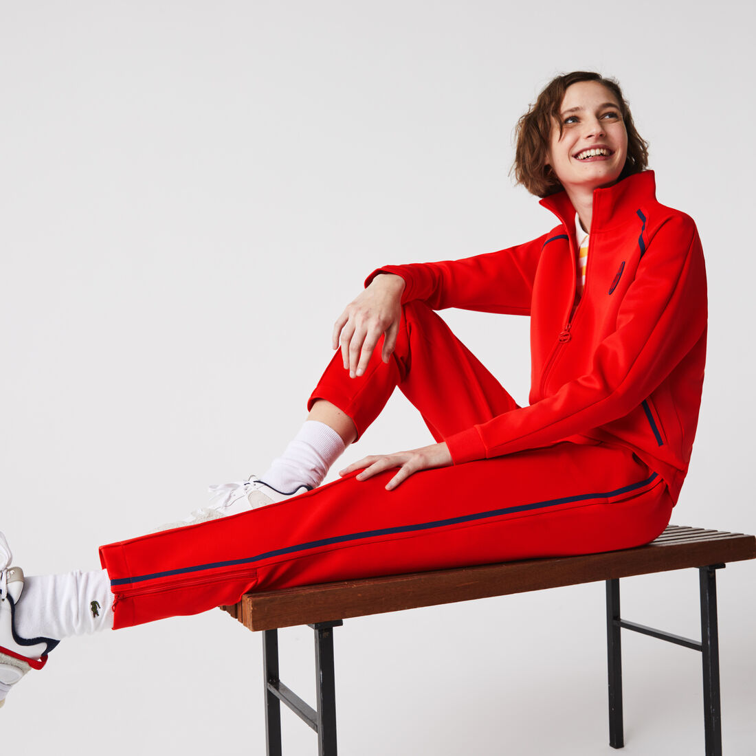 بنطال رياضي للنساء بقصة مستقيمة وشرائط متباينة اللون بنطال رياضي للنساء بقصة مستقيمة وشرائط متباينة اللون