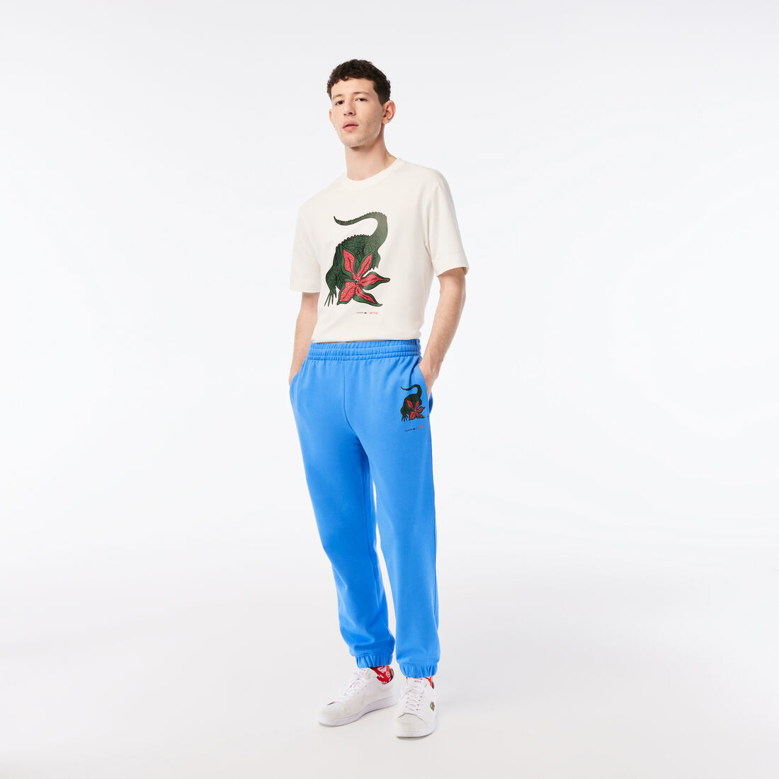 بنطال رياضي بطبعة تمساح للرجال مجموعة Lacoste x Netflix