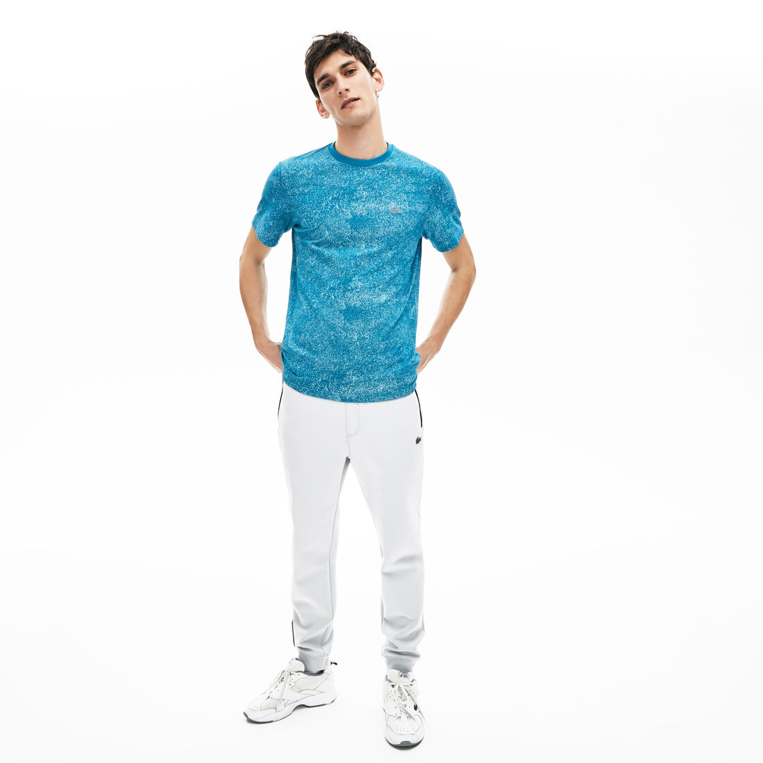 قميص تي-شيرت برقبة مستديرة مصنوع من نسيج فائق الخفة من مجموعة Lacoste Motion للرجال