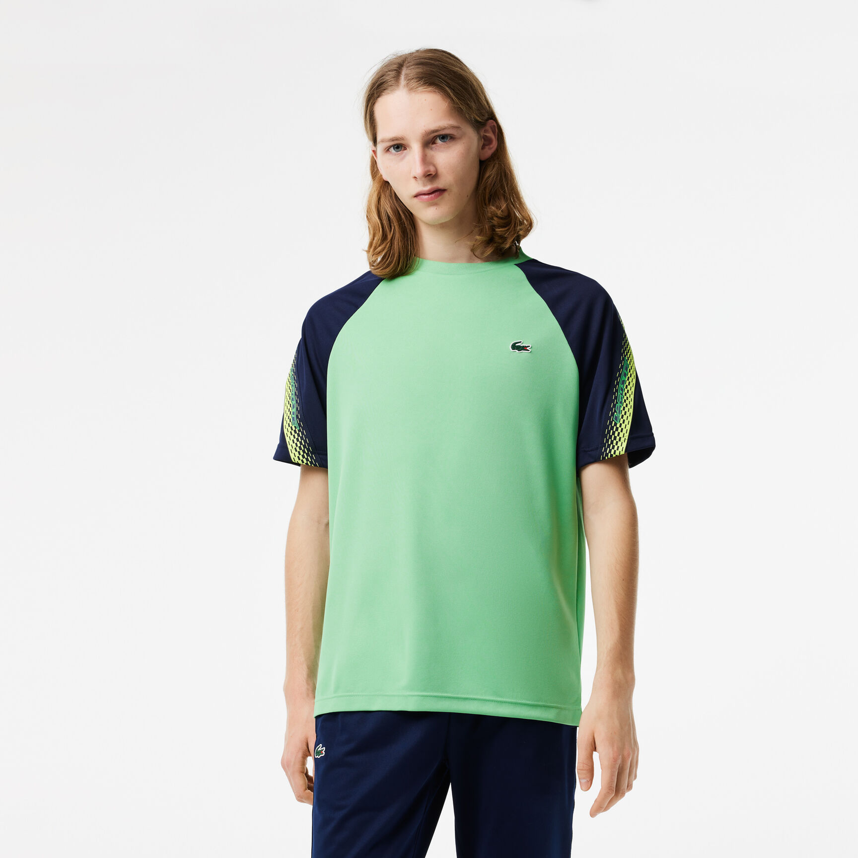 تيشيرت بقصة عادية وشريط بشعار الماركة للرجال مجموعة Lacoste Sport&lrm;