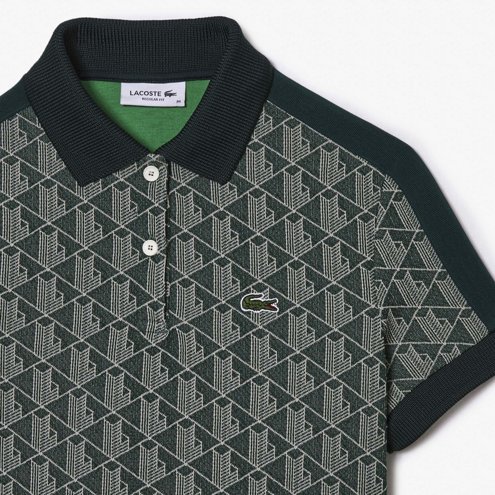 تيشيرت بولو بقصة عادية وياقة بلون مغاير ونقشة شعار الماركة للنساء