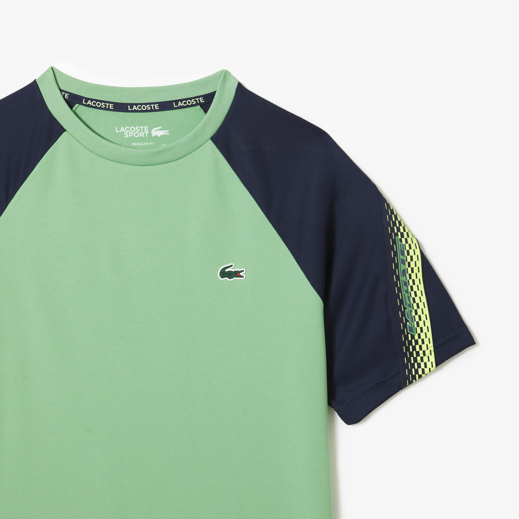 تيشيرت بقصة عادية وشريط بشعار الماركة للرجال مجموعة Lacoste Sport&lrm;