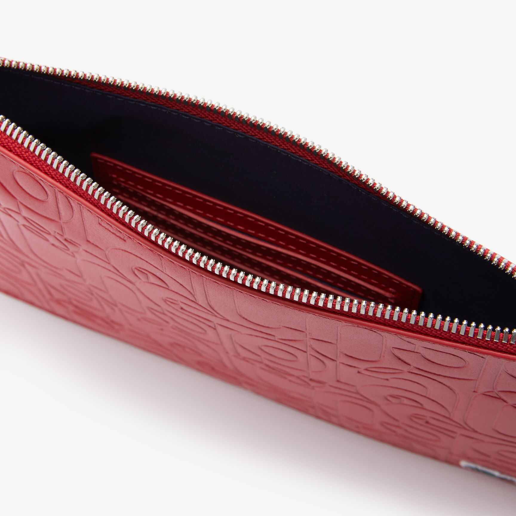 حقيبة كلاتش نسائية كبيرة الحجم من الجلد المنقوش من مجموعة Lacoste