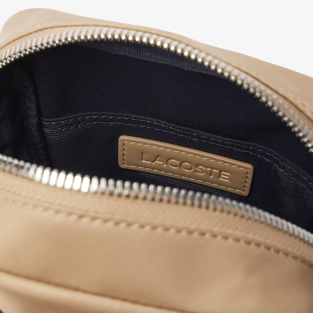 حقيبة لاكوست كلاسيكس العمودية حقيبة لاكوست كلاسيكس العمودية