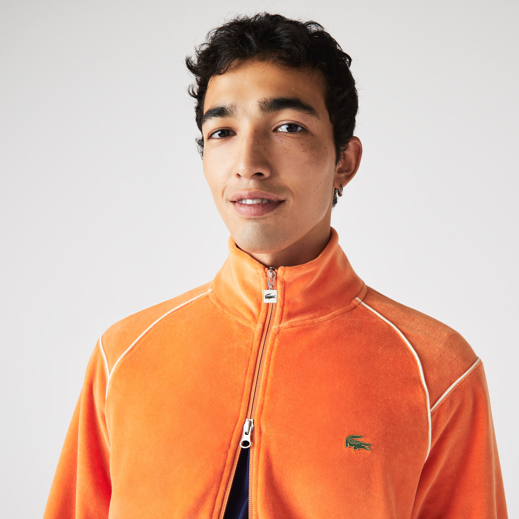 سويت شيرت من المخمل بسحاب للجنسين من مجموعة Lacoste L!VE