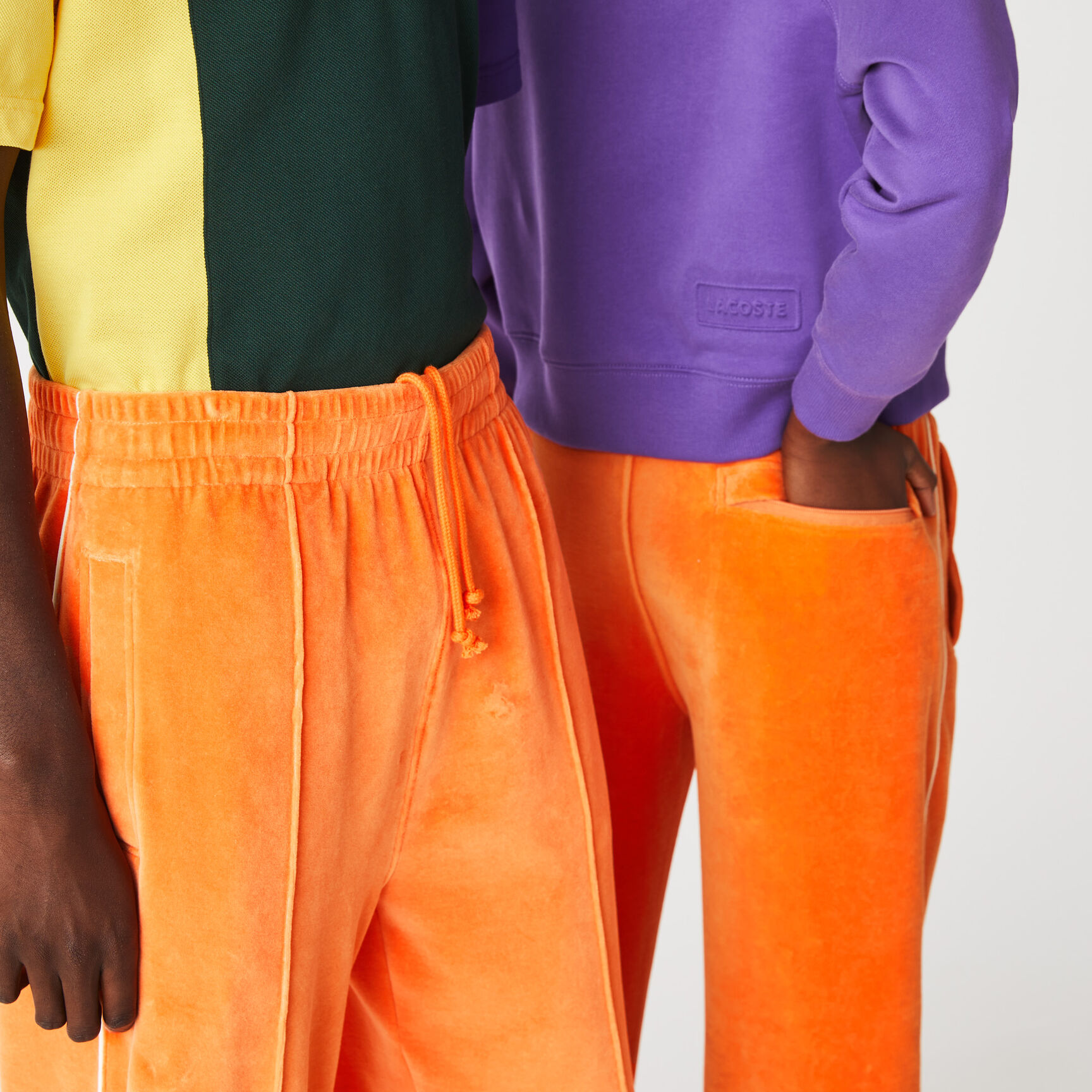 بنطلون رياضي مخمل للجنسين من مجموعة Lacoste L!VE بنطلون رياضي مخمل للجنسين من مجموعة Lacoste L!VE