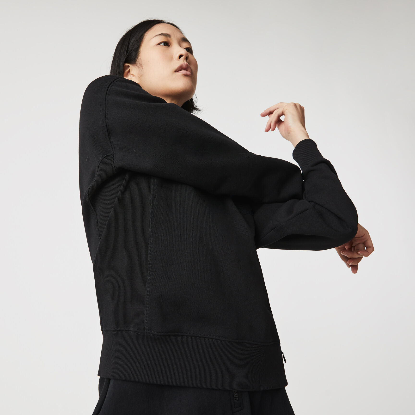 كنزة فضفاضة مطرزة من الصوف للجنسين من مجموعة Lacoste L!VE