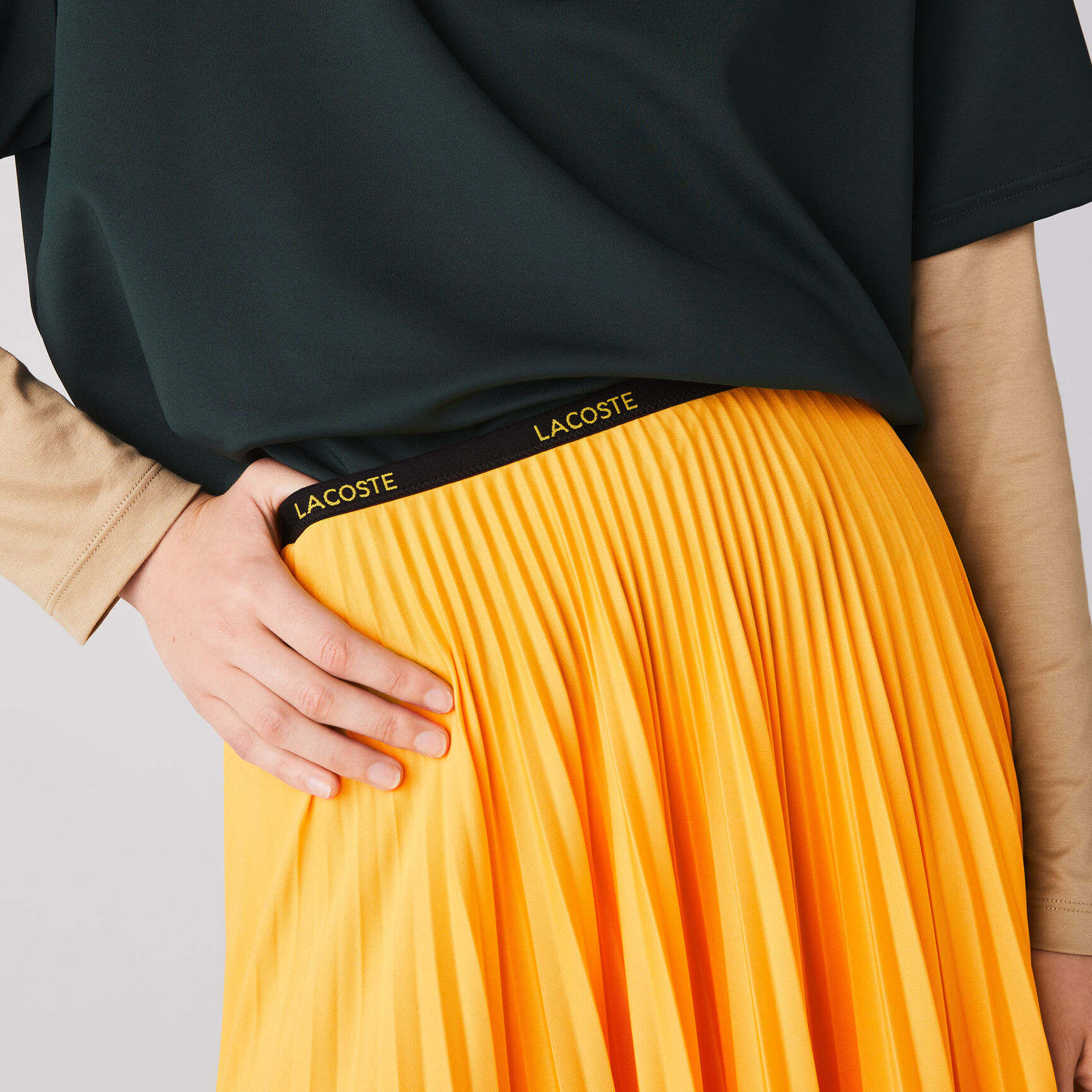 تنورة بطيات مطاطية مزينة بالعلامة التجارية للنساء تنورة بطيات مطاطية مزينة بالعلامة التجارية للنساء