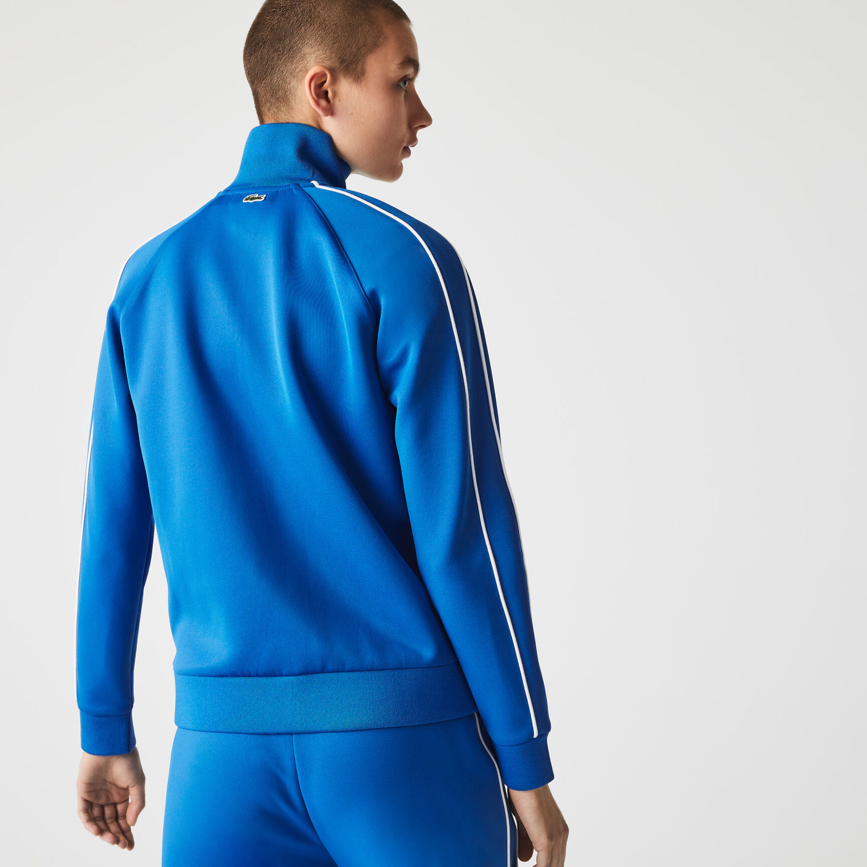 سترة نسائية مطرزة بحروف رياضية بسحاب