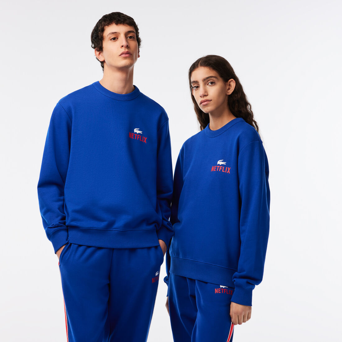 سويت شيرت بفتحة رقبة مستديرة وطبعة في الخلف للجنسين مجموعة Lacoste x Netflix